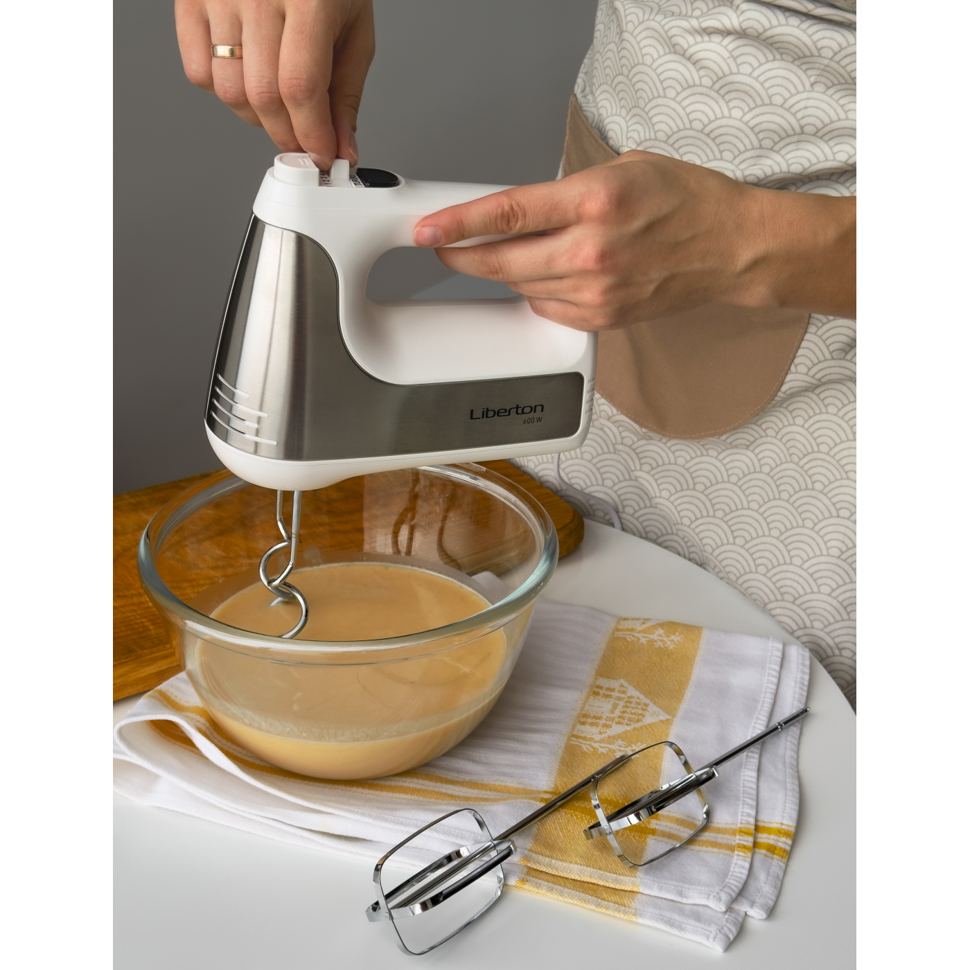 Міксер ручний LIBERTON LHM-2805